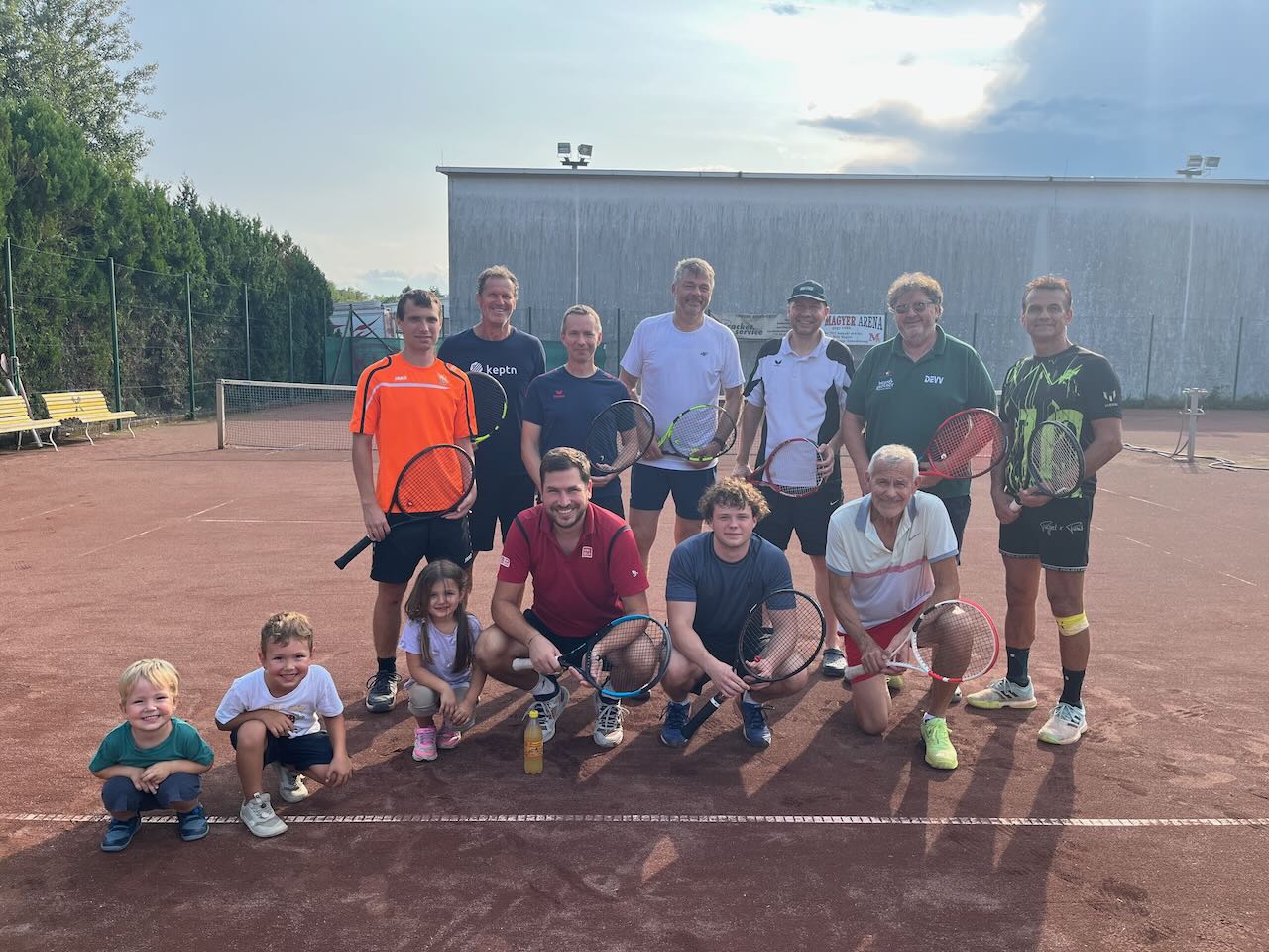 Das (mit den größten Fans erweiterte) vollständige Teilnehmerfeld